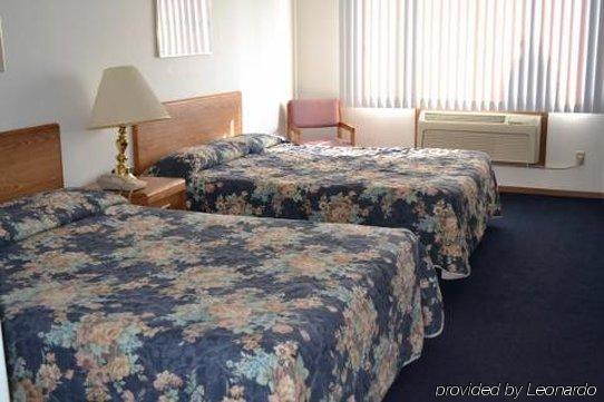 Sky Lodge Inn & Suites - Delavan Zimmer foto